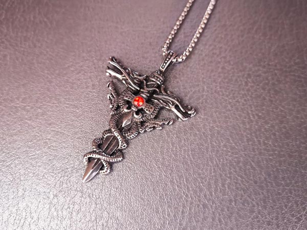 Dumb-and-Dumber-Cross-Necklace7 گردنبند دو سر اژدها مناسب استایل مردانه خاص