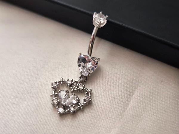 Heart-shaped-hanging-navel-piercing پیرسینگ ناف آویز دار رنگ ثابت