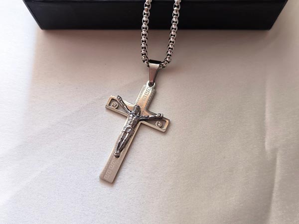 Necklace-of-Christ-on-the-Cross4 گردنبند مسیح آویز شده شیک و خاص