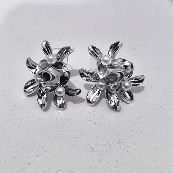 Pearl-earrings گوشواره گل مرواریدی دخترانه خاص