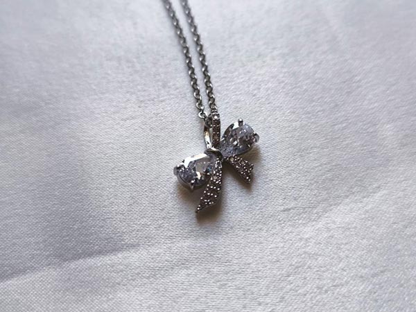 Jeweled-bow-tie-necklace2 گردنبند پاپیونی نگینی شیک | هدیهای بینظیر - Image 1