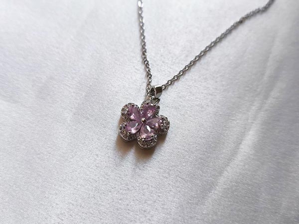 Girls'-necklace-with-flower-design2 گردنبند شکوفه یاس گل نگینی