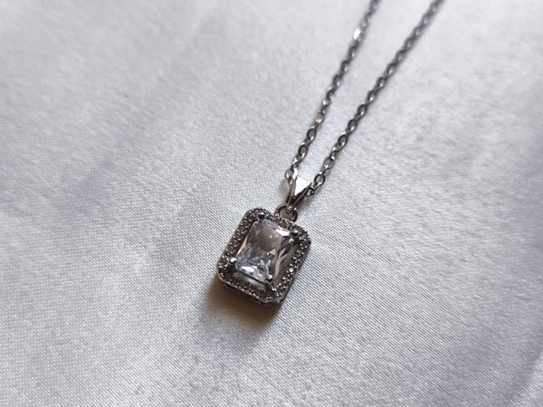 Girls'-single-white-gemstone-necklace2 گردنبند دخترانه نگین ضد حساسیت