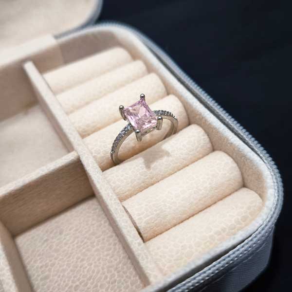Pink-Gemstone-Girls'-Ring6 انگشتر مینیمال نگین مربعی صورتی