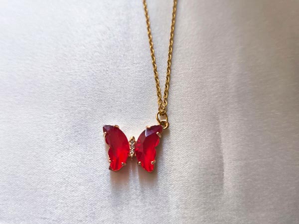Red-Crystal-Butterfly-Necklace3 گردنبند پروانه کریستالی رنگ ثابت
