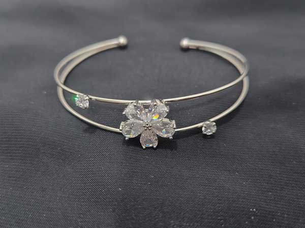 Flower-and-gemstone-bracelet بنگل دخترانه مینیمال نگین دار