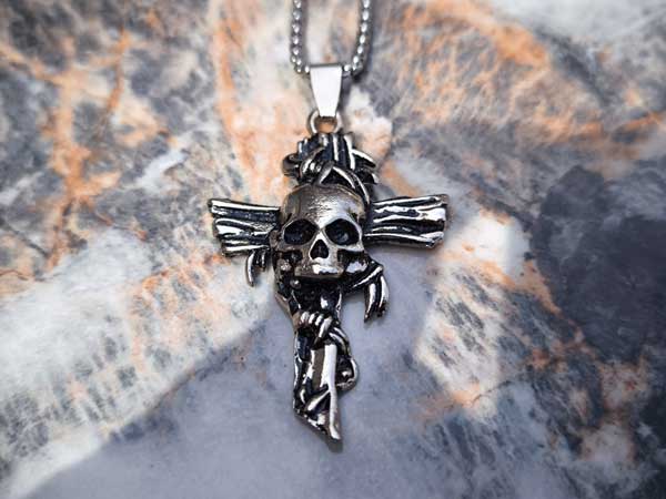 Cross-and-skeleton-necklace گردنبند صلیب اسکلتی گنگ و خفن